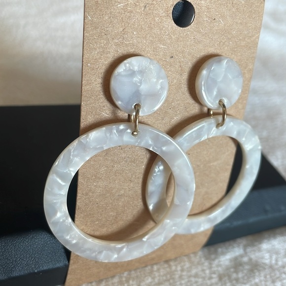 💐5/25 lightweight, iridescent, pearl open circle front, flat hoops, large bold - Picture 2 of 10